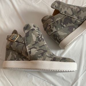 Sneaker wedge camo size 8 new